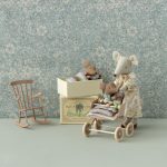 Maileg Sleepy wakey baby mouse in matchbox – Rose