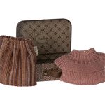 Maileg Knitted blouse and skirt in suitcase, Grandma mouse