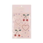 Лист с декоративни камъчета (14.8×10.5×0.2 cm) от PET и акрил за детски арт проекти и декорация. Има камъчета във форма на сърце, като перли, черешки